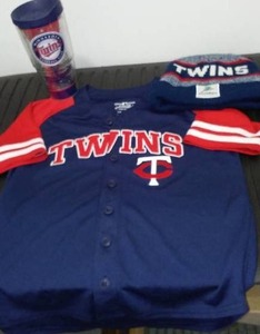 lot 321 image: Child Twins Shirt, Hat and Thermo Cup.