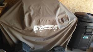 lot 254 image: Kenmore Gas Grill.