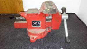 lot 265 image: Milwaukee 644 Vise