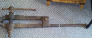 lot 324 image: Black Smithing Peg Leg Vise