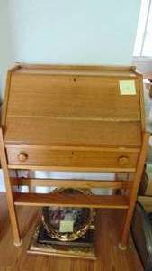 lot 4 image: Antique Solid Oak Writing Desk with Key, 28 x 41.5 x 16
