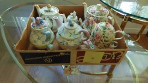 lot 16 image: Selection of Tea Pots
