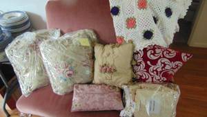 lot 33 image: 4-Pillows, 2 Tablecloths and Afghan