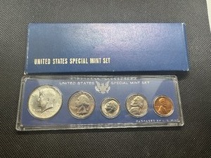 lot 16 image: 1966 Special Mint Set