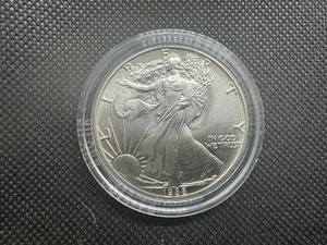 lot 24 image: 1988 Silver Eagle in US Mint Airtite