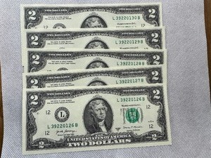 lot 101 image: Five Sequential $2 Bills