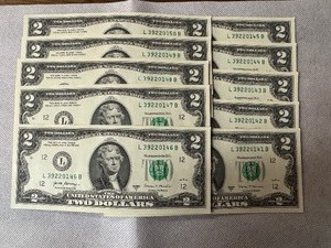 lot 115 image: Ten Sequential $2 Bills