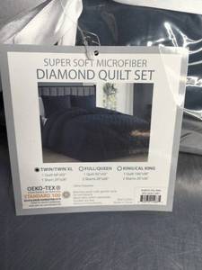 lot 7 image: Swift Home Diamond Stitch Quilt Set