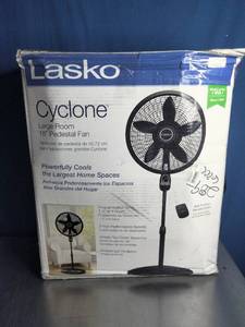 lot 12 image: Lasko Cyclone 18 Oscillating Pedestal Fan - Black