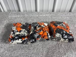 lot 12 image: 300 Halloween Balloons