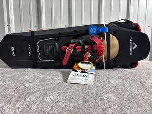 lot 23 image: Peak Snowshoes 928 - Lightweight (250 lbs)