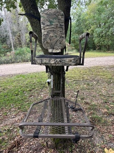lot 19 image: Gorilla Deer Tree Stand