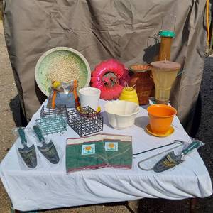 lot 29 image: Garden tools and accessories including planters, bird feeders, and garden tools