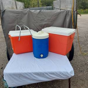 lot 31 image: Cooler Set including Two Coolers and One Blue Water Dispenser