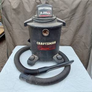 lot 77 image: Craftsman 8 Gallon 3.25 HP WetDry Vac