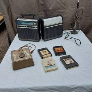 lot 84 image: Lot of Vintage Electronics Including 8-Track Systems and Accessories - Didnt turn on when plugged in