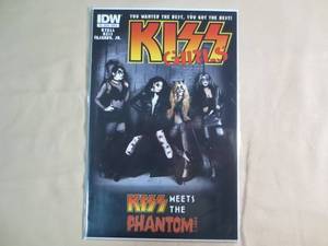 lot 113 image: IDW #5 Cover A Kiss Girls Kiss Meet...