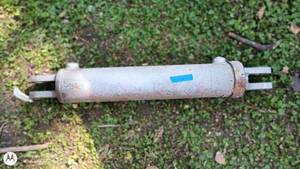 lot 16 image: Heavy-Duty Hydraulic Cylinder for Equipment Applications