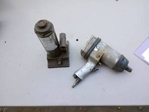 lot 70 image: Hydraulic Bottle Jack 3 Ton and a 34 Pneumatic Impact Wrench