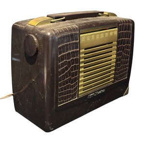 lot 40R image: L - Vintage RCA Victor Tabletop Radio