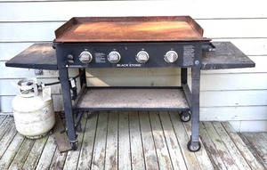 lot 142R image: Y - Blackstone 1554 Outdoor Flat Top Gas Grill Griddle