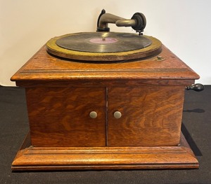 lot 231R image: LR - Victor Talking Machine Co. VV-VI Antique Phonograph Turntable
