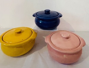 lot 87C image: K - Set of 3 Vintage Ceramic Lidded Casserole Dishes in Yellow, Blue, and Pink