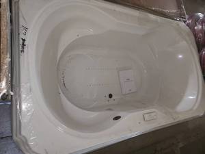 Jacuzzi 72"x42" aromatherapy jetted tub