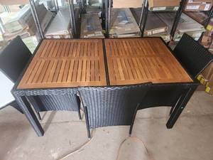 lot 9 image: Outdoor patio set