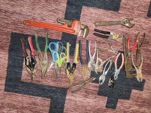 lot 30 image: Pliers wrenches tin snips