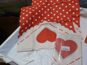 lot 42 image: Set of 4 Valentines 17 Square Pil...
