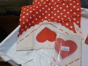 lot 43 image: Set of 4 Valentines 17 Square Pil...