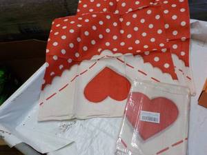lot 44 image: Set of 4 Valentines 17 Square Pil...