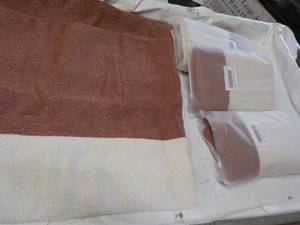 lot 88 image: 8 Pillow Cases 20 square...