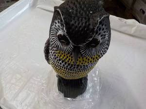 lot 103 image: 16 Solar Owl...