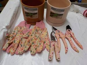 lot 178 image: Planters, Garden Gloves and Garden ...