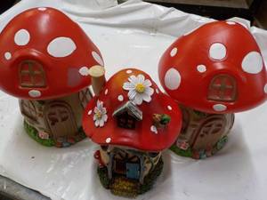 lot 191 image: Mushroom Dcor...