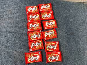 lot 191 image: 12 Kit Kat Bars