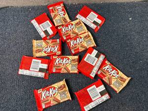 lot 198 image: 12 Kit Kat Bars