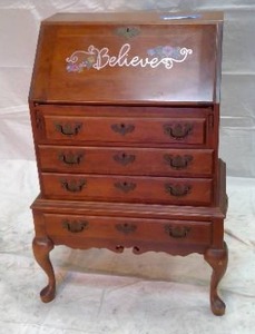 lot 33 image: Small Secratary
