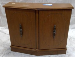 lot 79 image: Small Cabinet