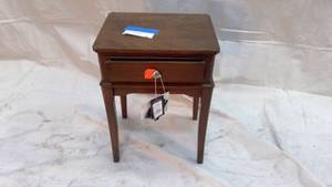 lot 22 image: Small End Table