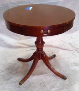 lot 32 image: Circle Table