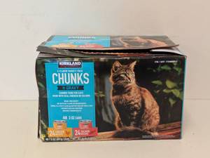 lot 69 image: KIRKLAND SIGNATURE CHUNKS IN GRAVY (ALL CHICKEN FLAVOR)