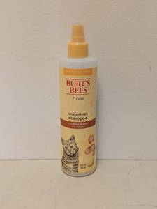 lot 71 image: BURTS BEES FOR CATS WATERLESS SHAMPOO