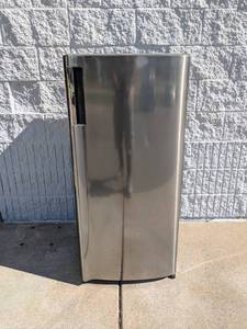 lot 89 image: NEW LG TOP FREEZER REFRIGERATOR  6 CU. FT