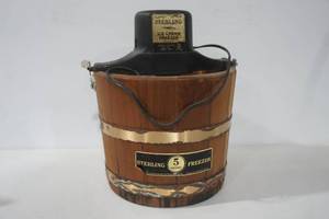 lot 4 image: Sterling 5 Qt. Ice cream Freezer