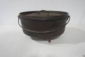 lot 9 image: #12 Cast Iron Kettle