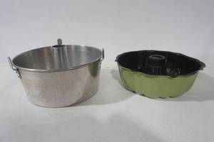 lot 11 image: Bundt Pan & Angel Food Cake Pan