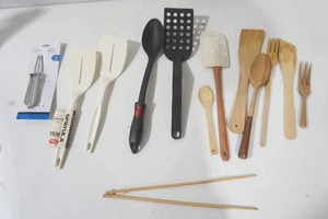 lot 15 image: Kitchen Utensils